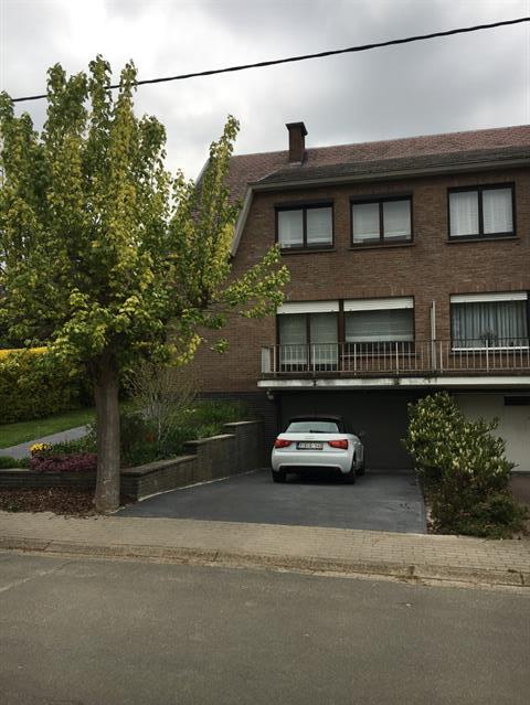 Charmante woning rustig gelegen in een doodlopende straat. Te moderniseren.