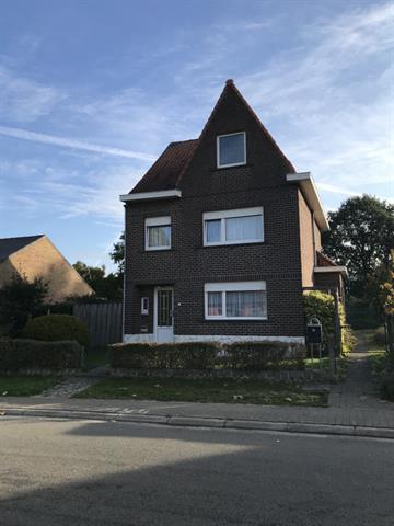 Charmante te renoveren woning met uitbreidingsmogelijkheden.