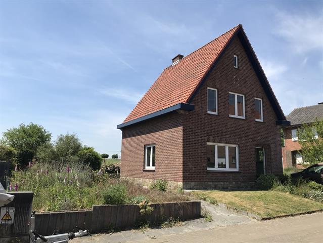 Kleine charmante te renoveren woning.