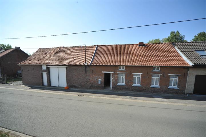 Hoevegebouw met woonst en stal. Volledig te renoveren.