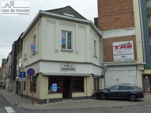 Commerciële ruimte met ruime woning (5 slpkrs) op strategische ligging!!