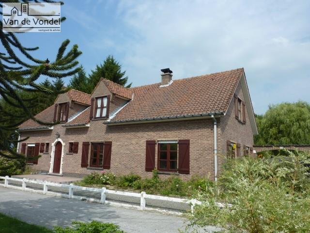 Villa (bungalow) met 4 slaapkamers
in doodlopende straat
te Erembodegem - De Kluizen