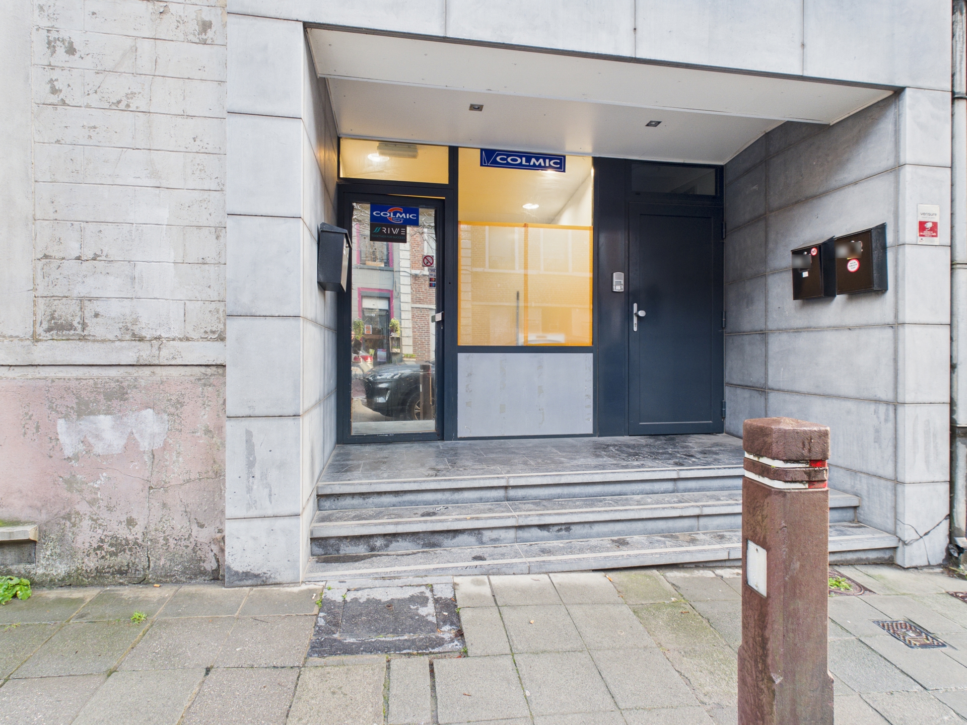 Commerce avec bureau, cour et caves