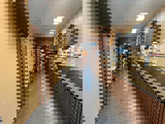 Grand Rez Commercial + Atelier à l'étage