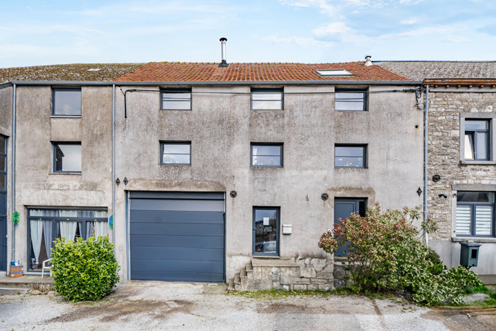 Immeuble comprenant 2 appartements, un entrepôt avec bureau et garage.