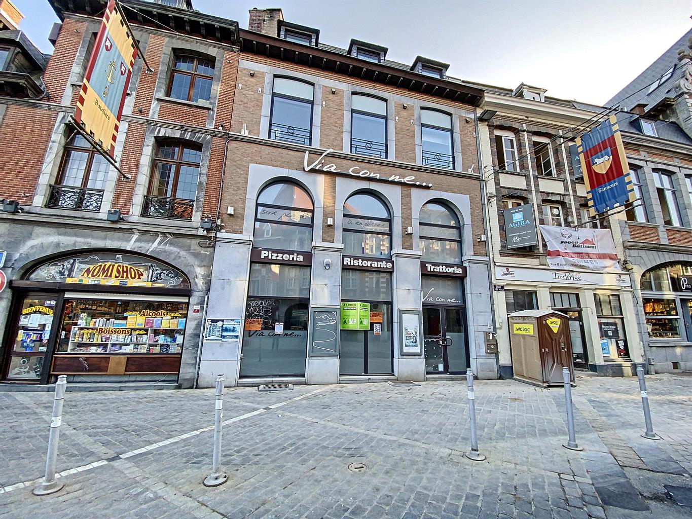 Superbe surface commerciale de +/- 195 m² en plein cœur du centre-ville ! Libre de suite ! 