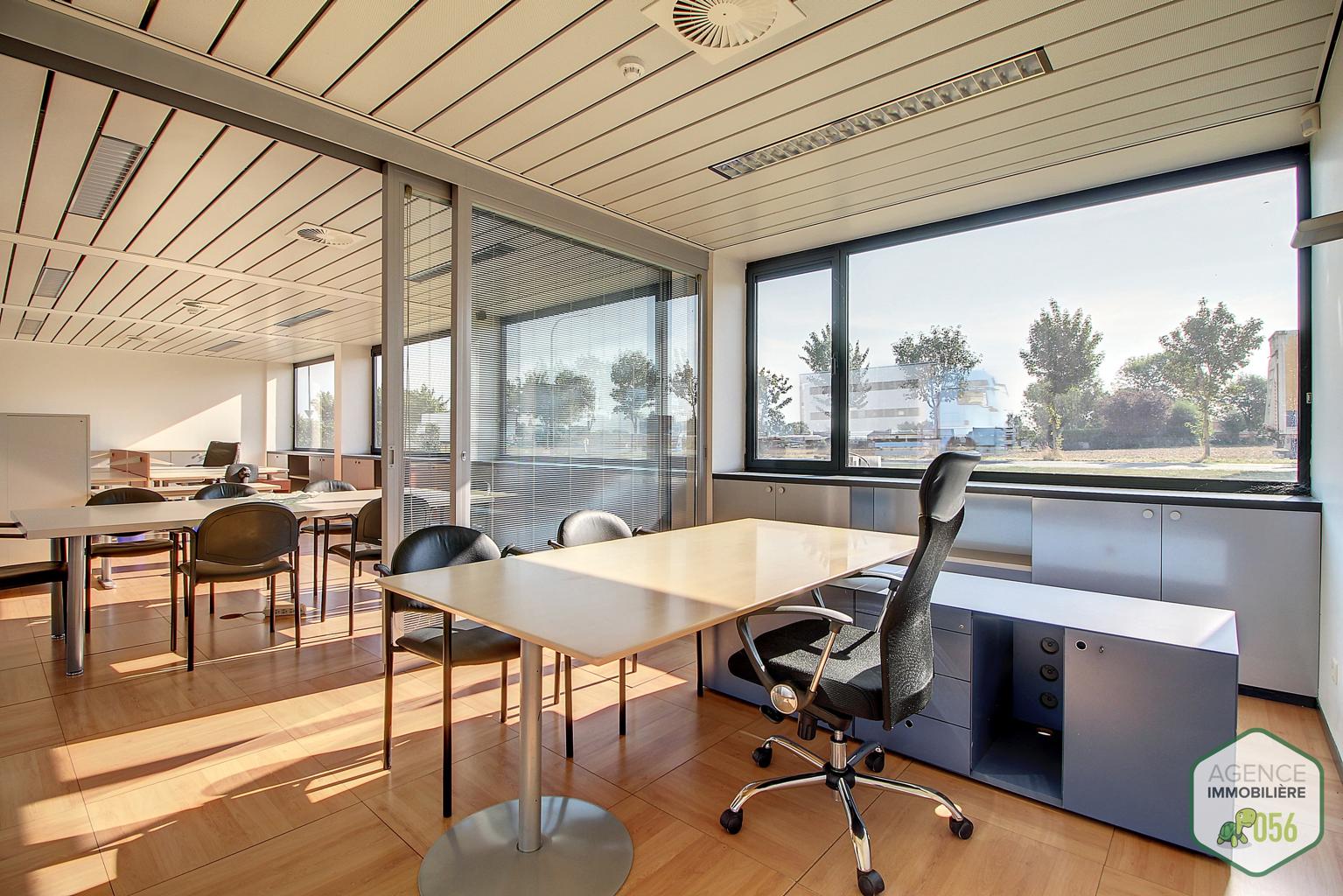 Ensemble de bureaux, situés au sein d`un centre d`affaires ! Libre de suite.