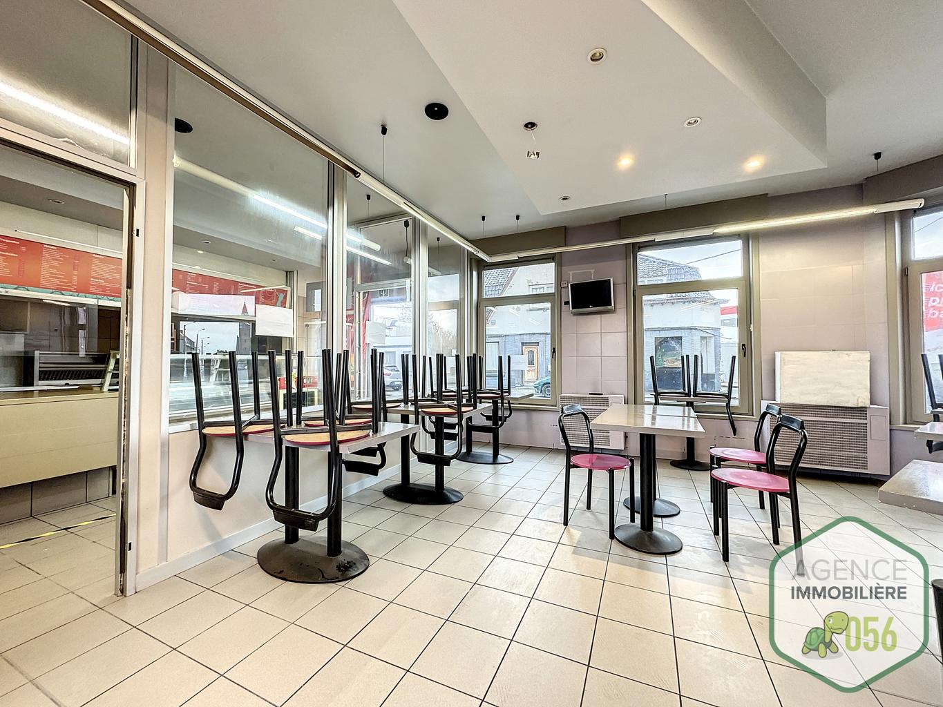 Surface commerciale à usage multiple située à la frontière. Libre de suite.