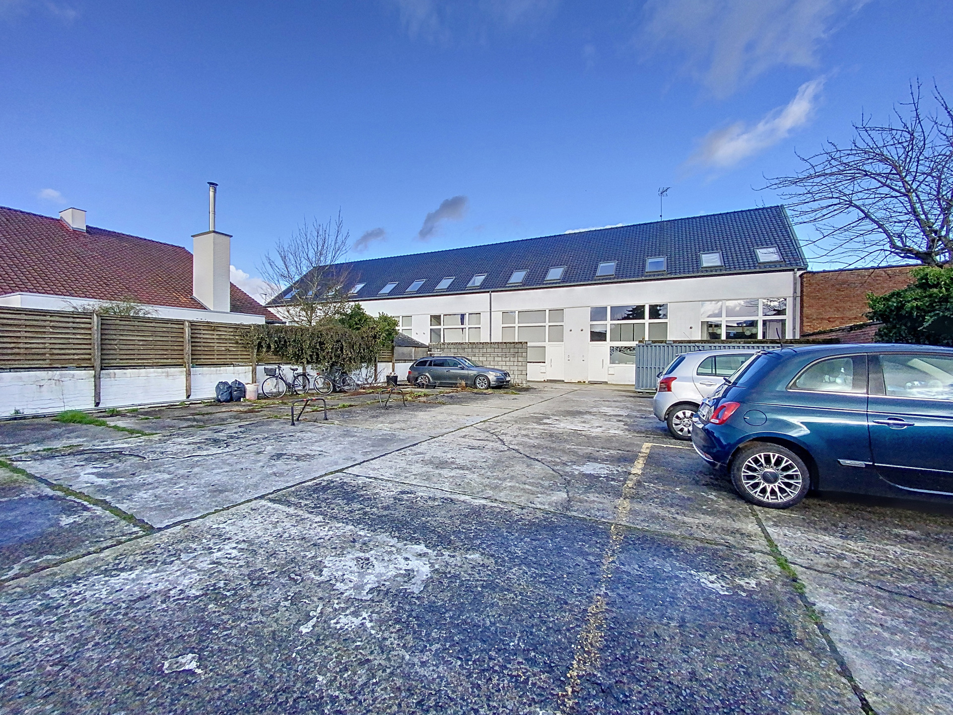 Emplacements de parking privatif situés proche du centre de Mouscron. Libre de suite. 