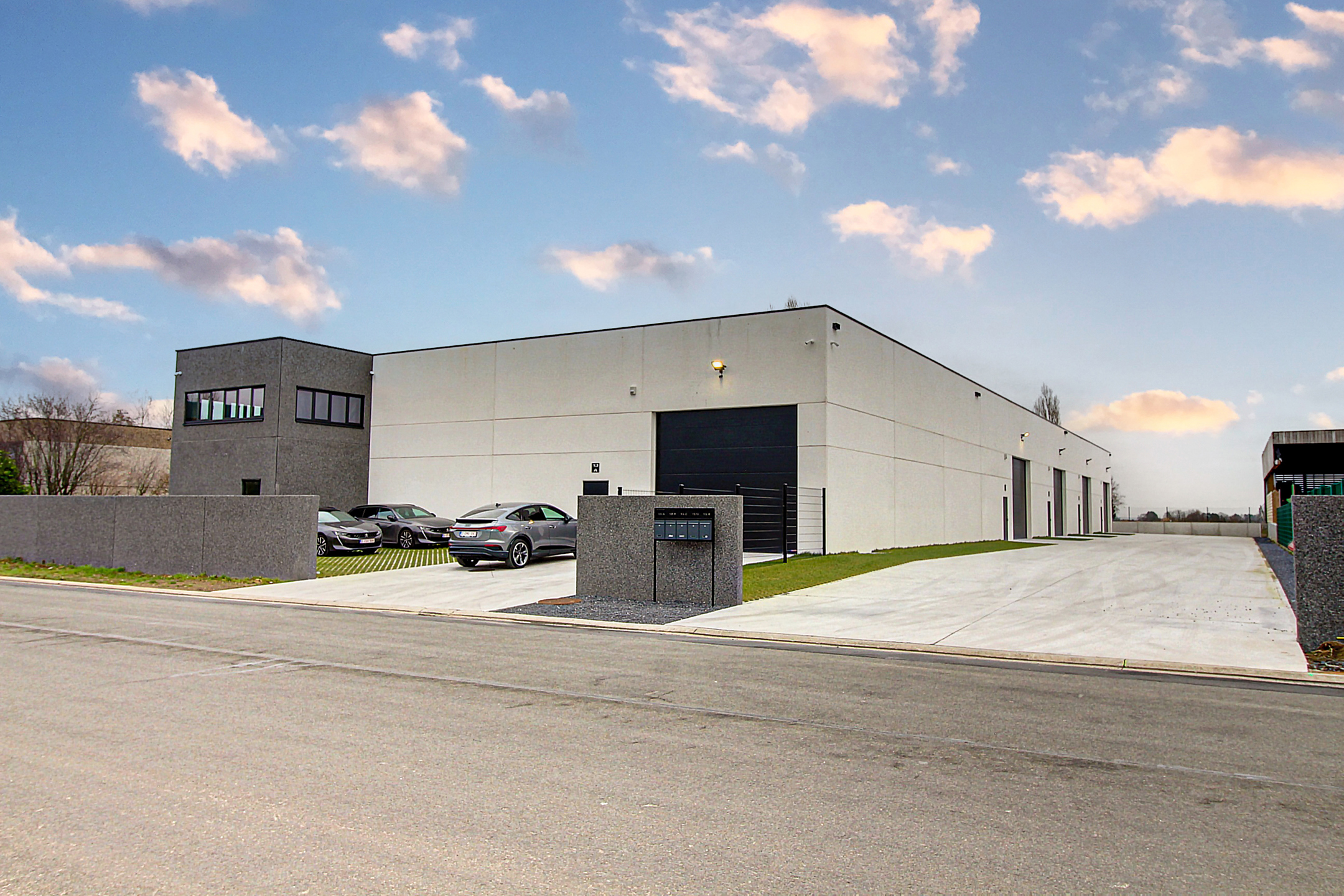 Entrepôt neuf de 300m². Libre de suite.