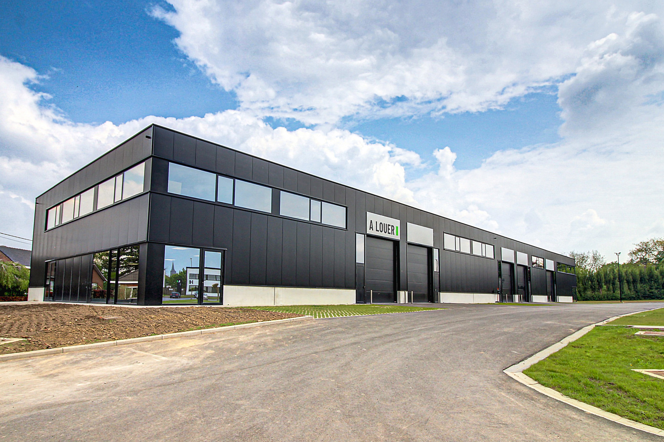 Atelier PME de 216m² avec espace showroom et/ou bureaux équipés sur deux niveaux ! Libre immédiatement.