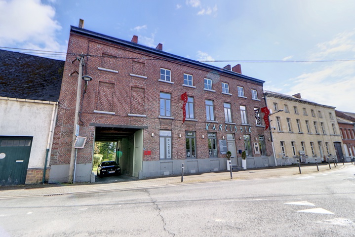 Immeuble mixte (commerce + habitation) avec jardin et places de parking, idéalement situé !