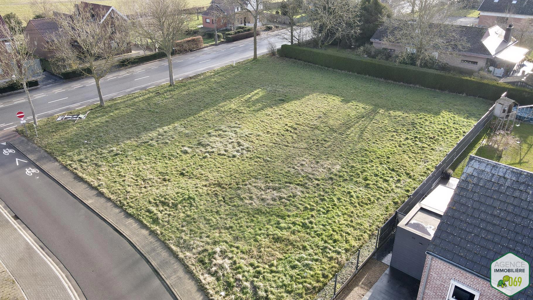 Terrain à bâtir de 655 m² pour la construction d`une maison 3 façades !