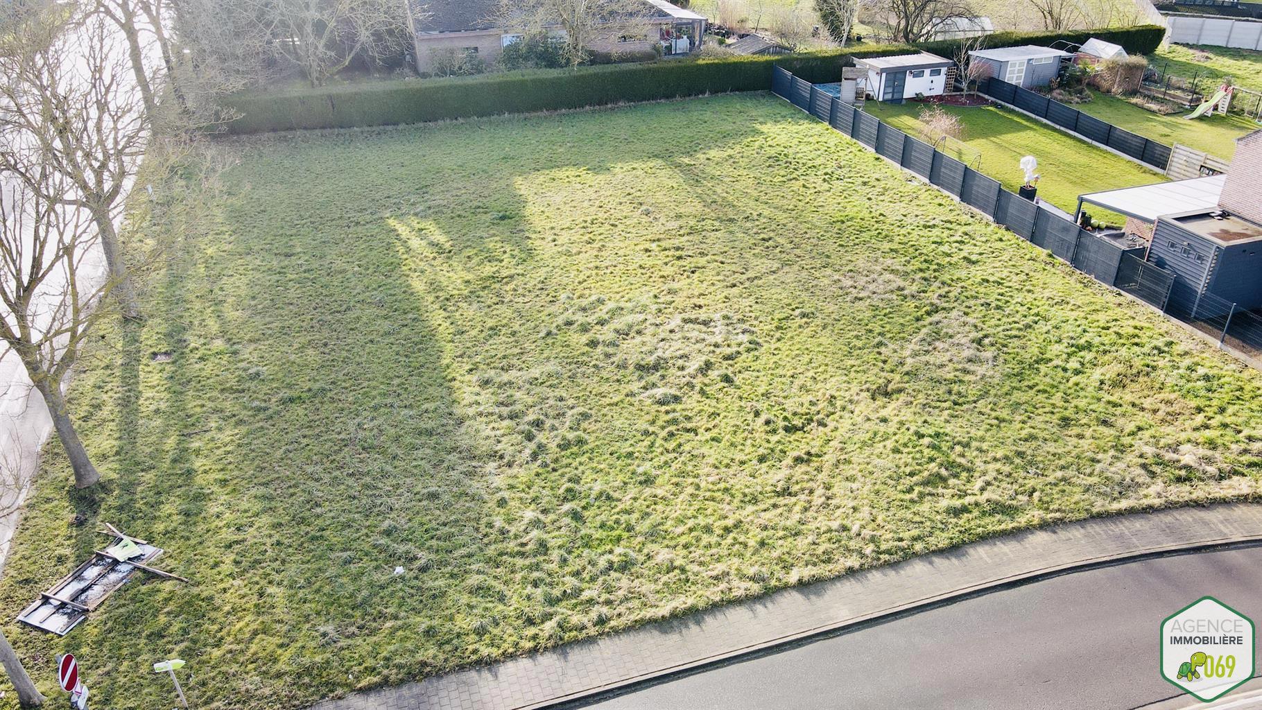 Terrain à bâtir de 816 m² pour la construction d`une maison 3 façades !