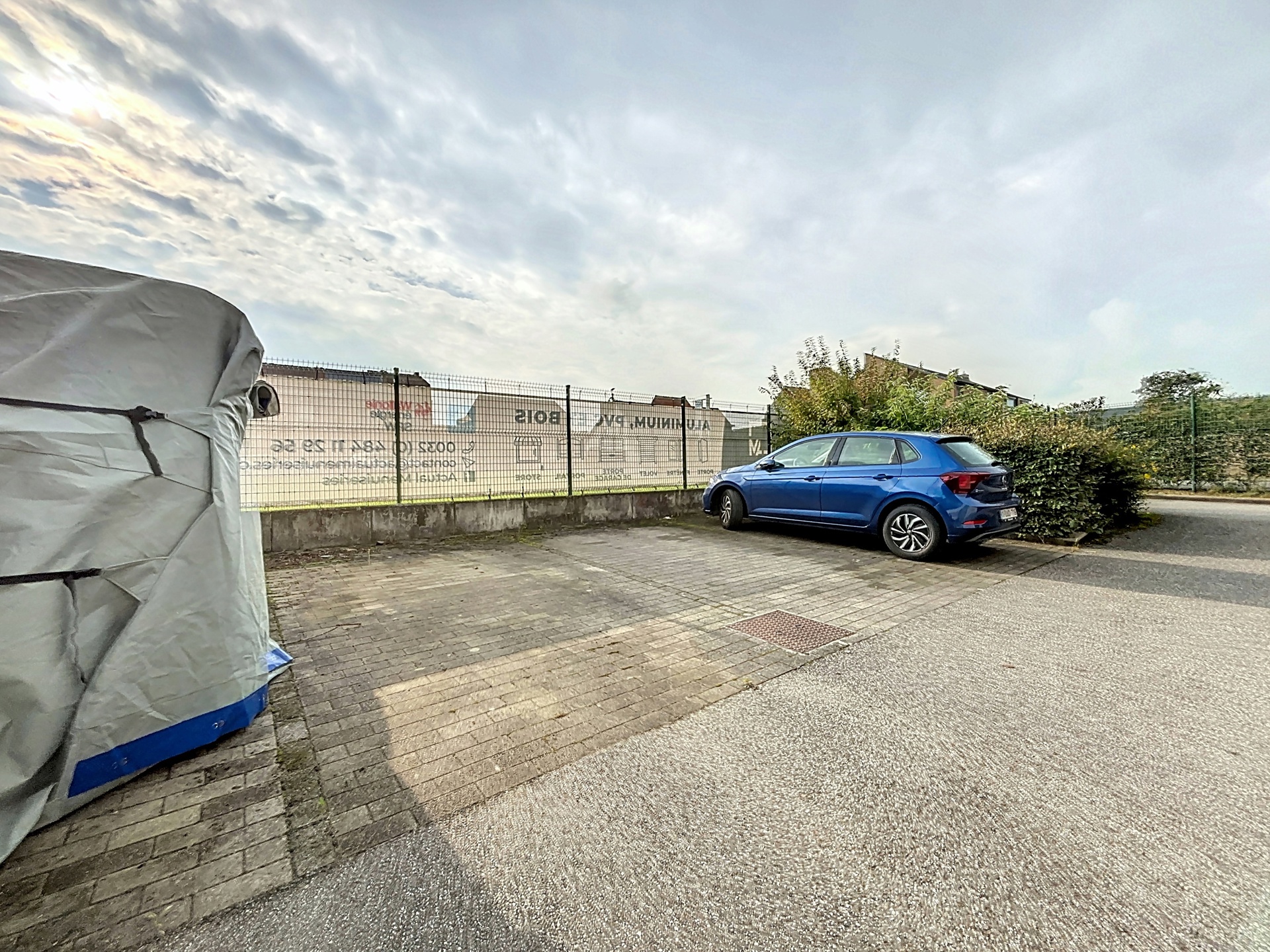  Emplacements de parking pour voiture. Libre de suite.