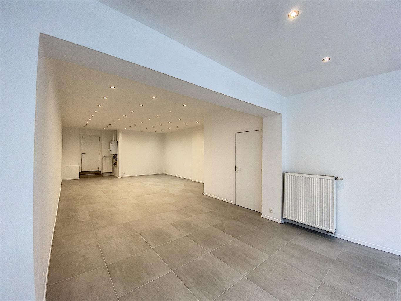 Belle surface commerciale en cours de rénovation suitée dans l`hyper centre de Tournai ! libre de suite !