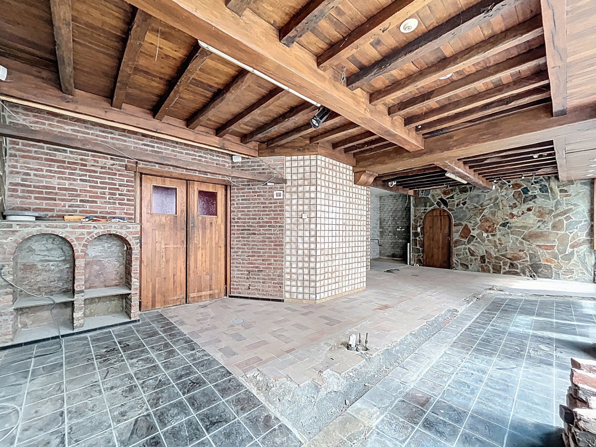 Surface commerciale au centre ville de Tournai ! Libre de suite!