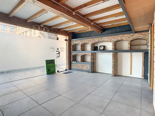 Surface commerciale de 55m² en duplex à quelques pas de la Grand-Place. Libre de suite.