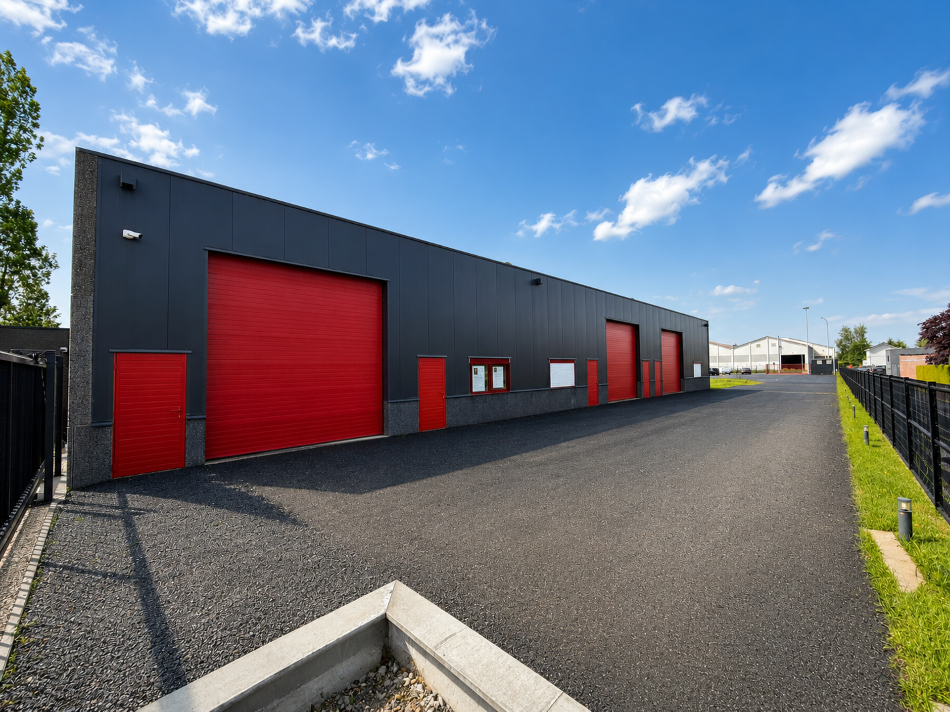 Entrepôt neuf de 250m², situation géographique privilégiée. Libre de suite.