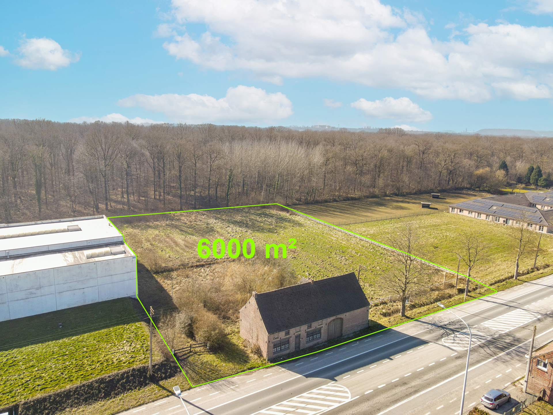 Terrain bien situé de +/- 6.000 m² avec habitation à rénover