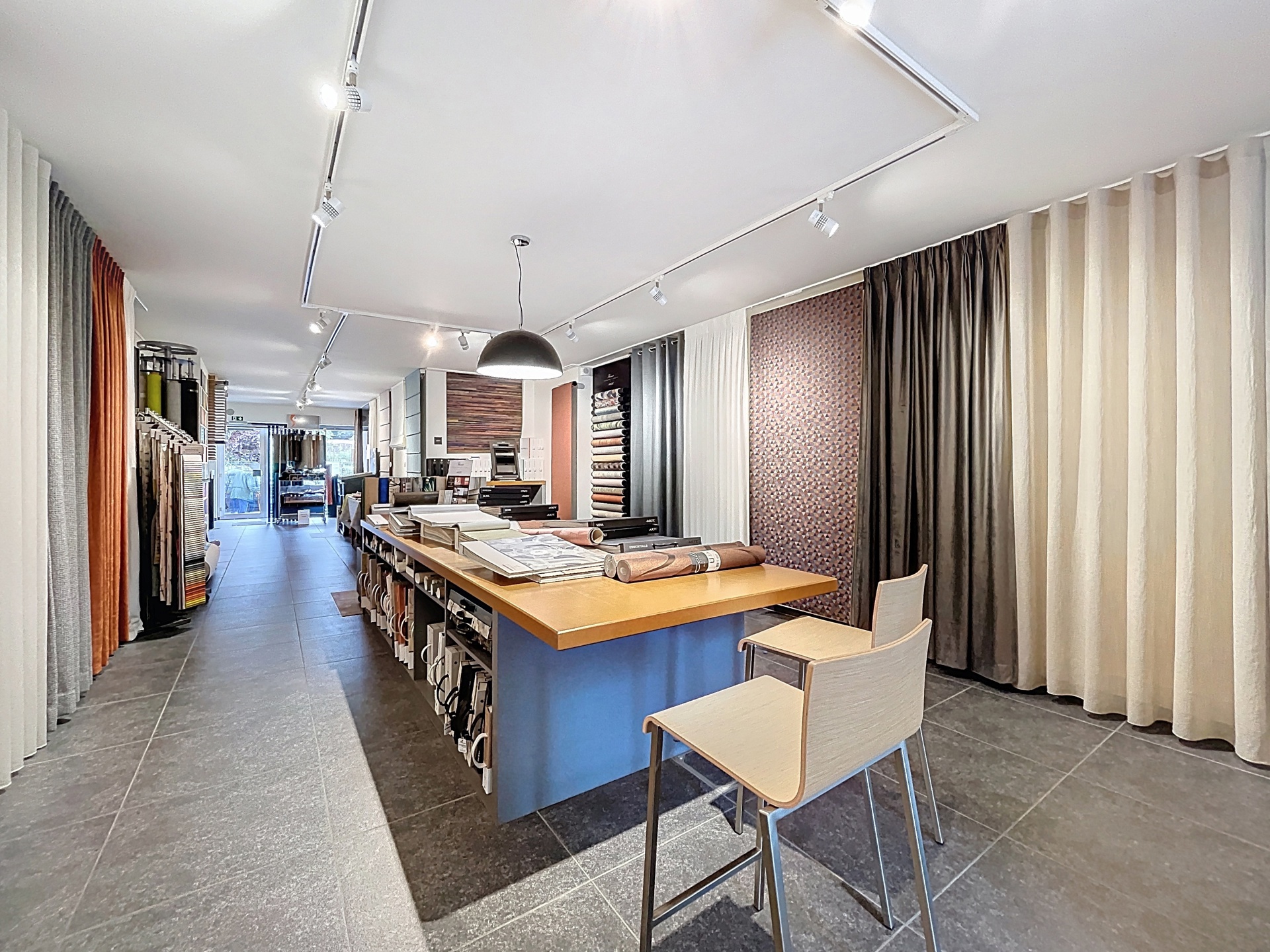 Surface commerciale ou bureau de +/- 90m² ! Libre le 15 novembre 2025 !