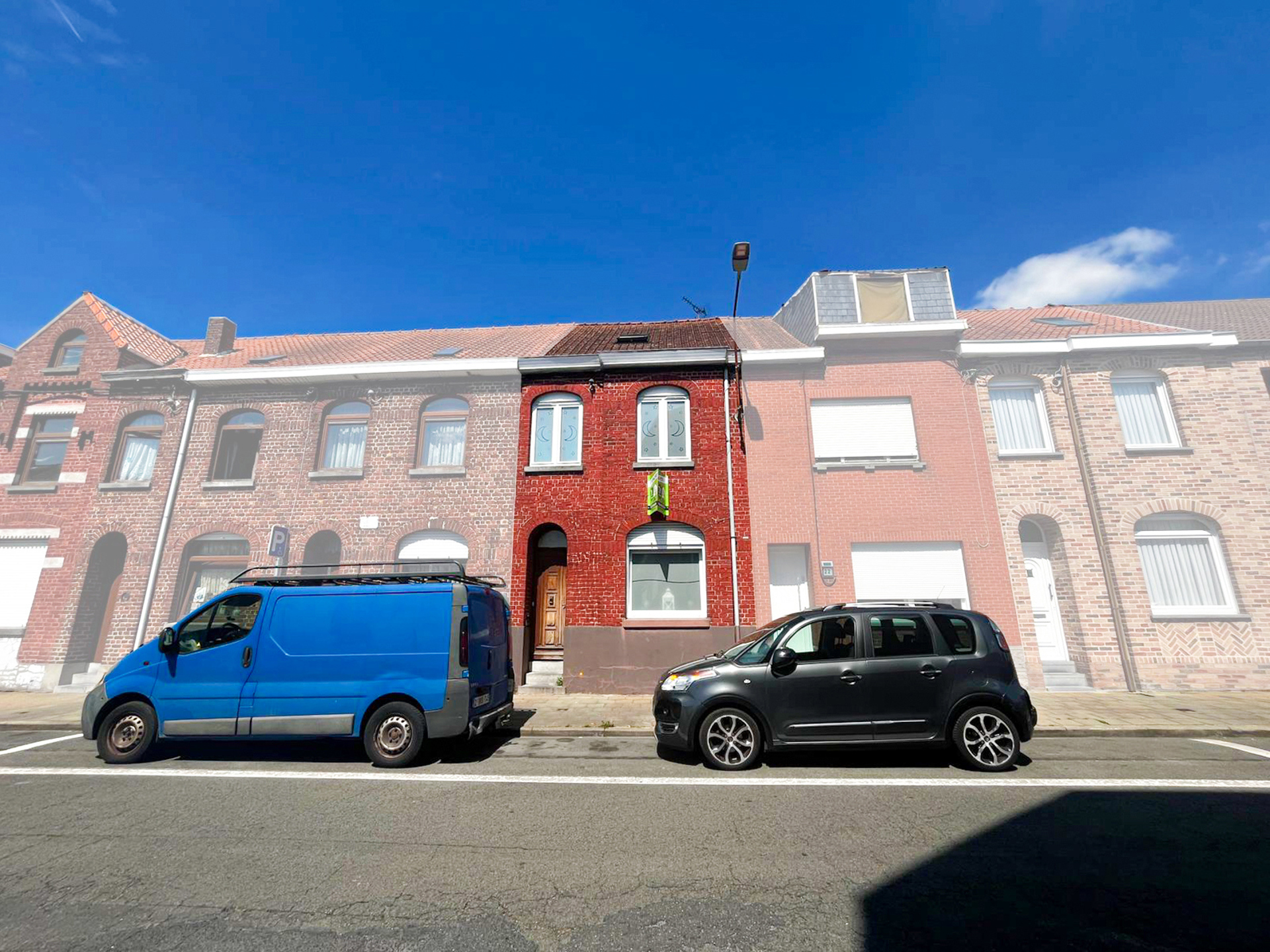 Maison avec 3 chambres et jardin située dans un secteur prisé et dans une rue calme.