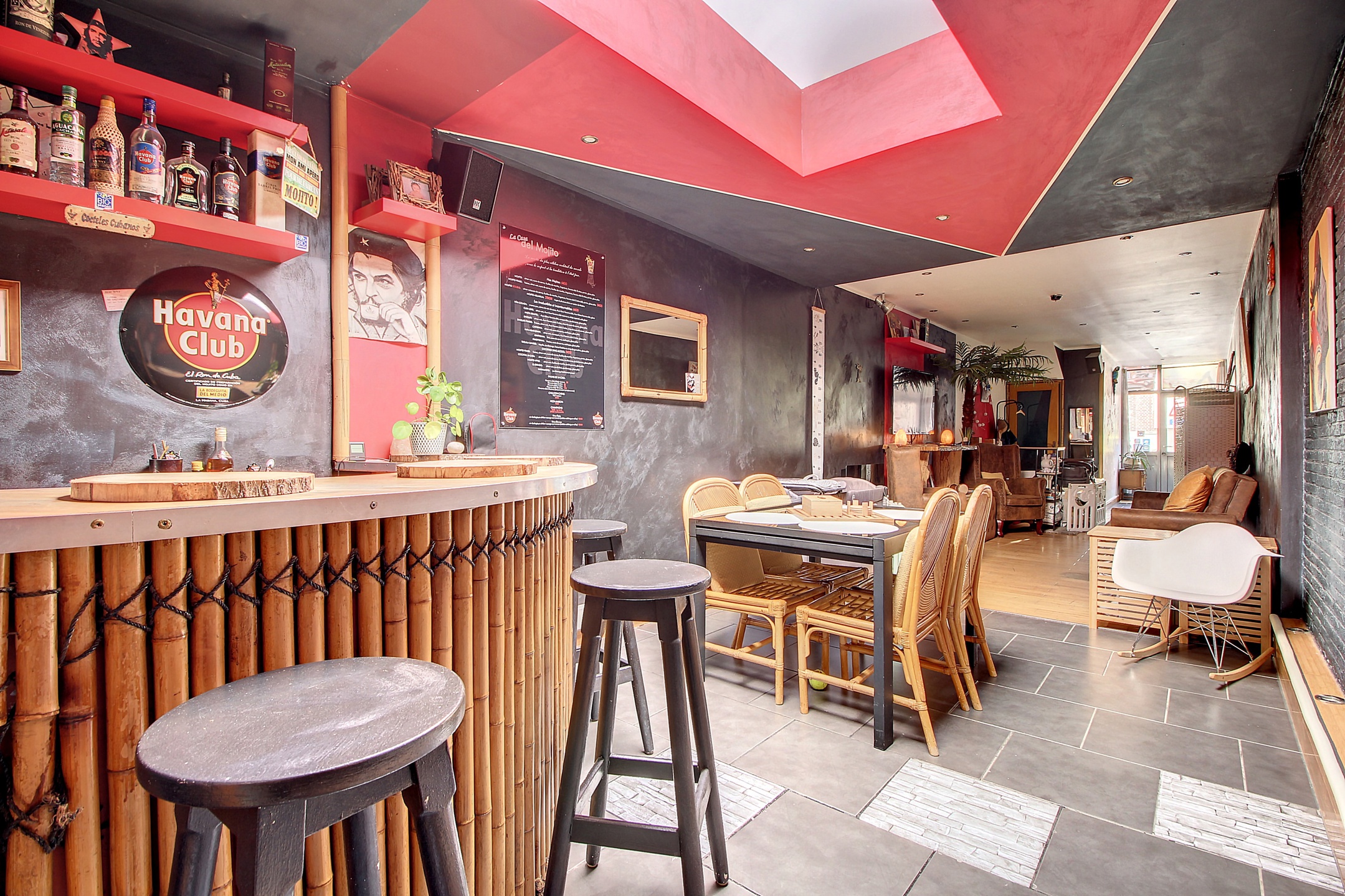 Bel immeuble idéal investisseurs, poss. de 2 appartements (déjà 2 entréés séparées)