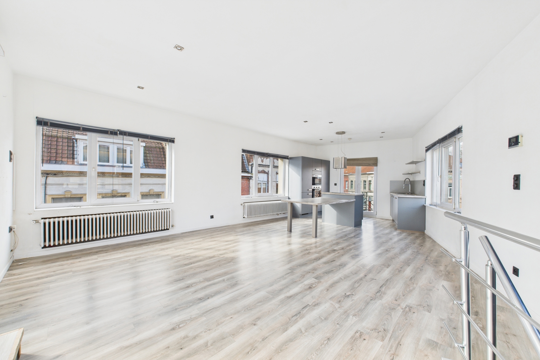 Appartement (160 M2) avec 3 chambres, 2 sdb et grande terrasse  de 45 M2! 