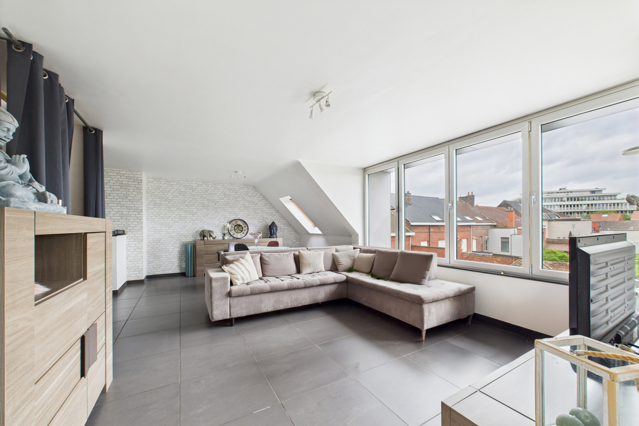 Appartement en duplex de 100 m² avec 3 chambres et garage.