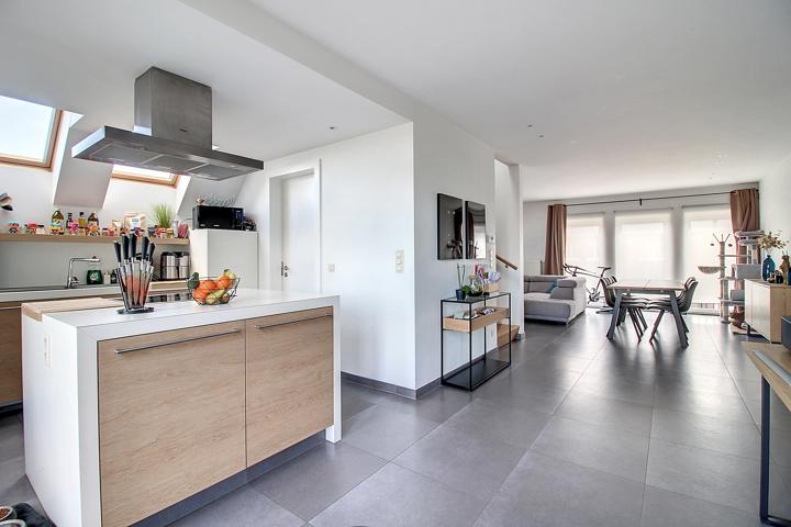 Bel appartement en duplex avec 2 chambres et garage. Libre le 15 décembre 2025.