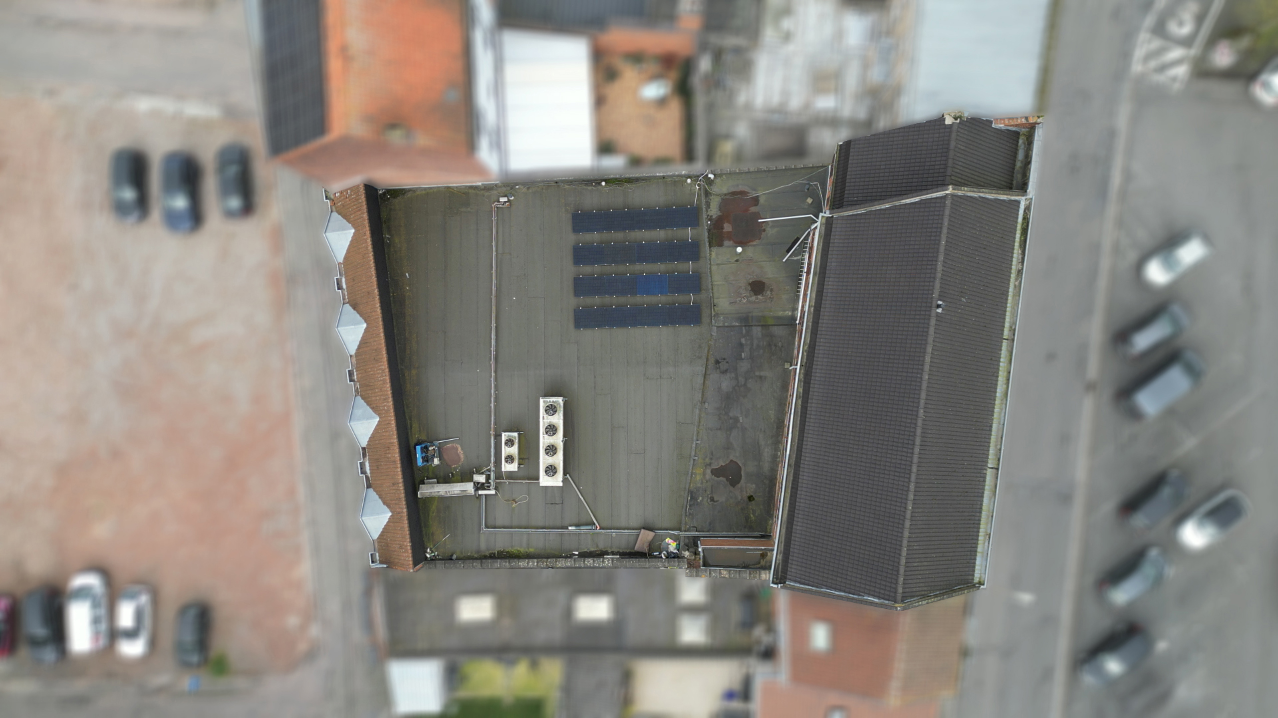 Surface commerciale de 500m² avec belle visibilité et grand parking juste en face.