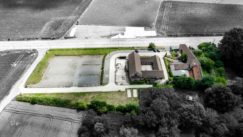 Ensemble immobilier composé de deux bâtiments Horeca et d’un appartement érigé sur 9.290 m² de terrain !