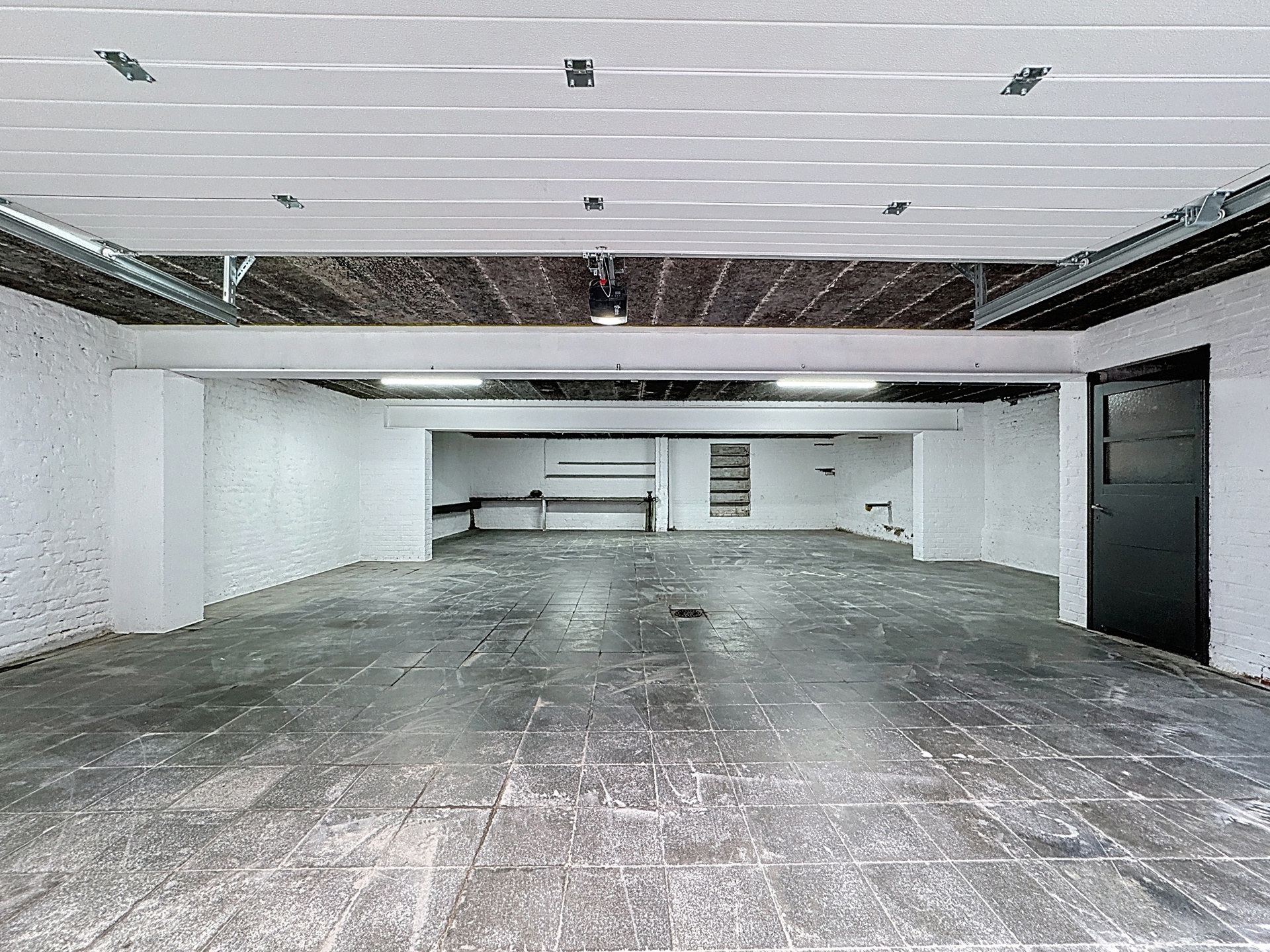 Entrepôt de 130m² avec porte sectionnelle motorisée. Libre de suite.