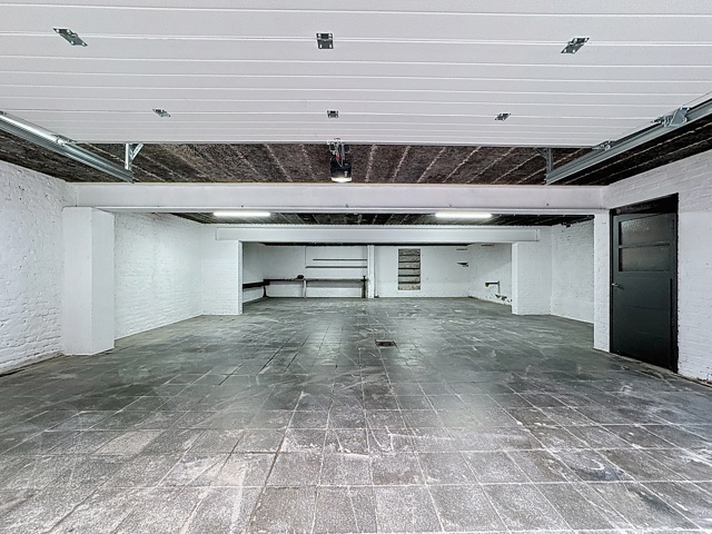 Entrepôt de 130m² avec porte sectionnelle motorisée. Libre de suite.