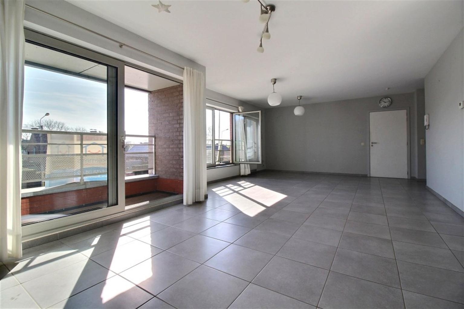 Bel appartement deux chambres avec cave, balcon et emplacements de parking ! Libre de suite !