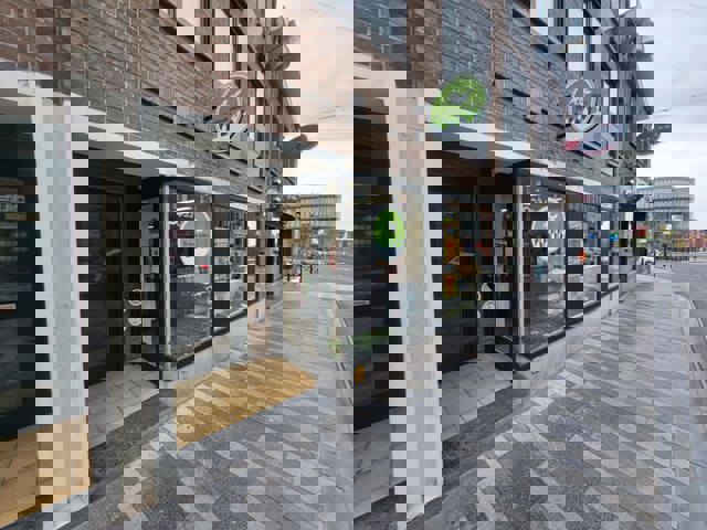 Surface commerciale de 60m² entièrement rénovée, à deux pas de la Grand Place ! Libre au 1er janvier 2026.