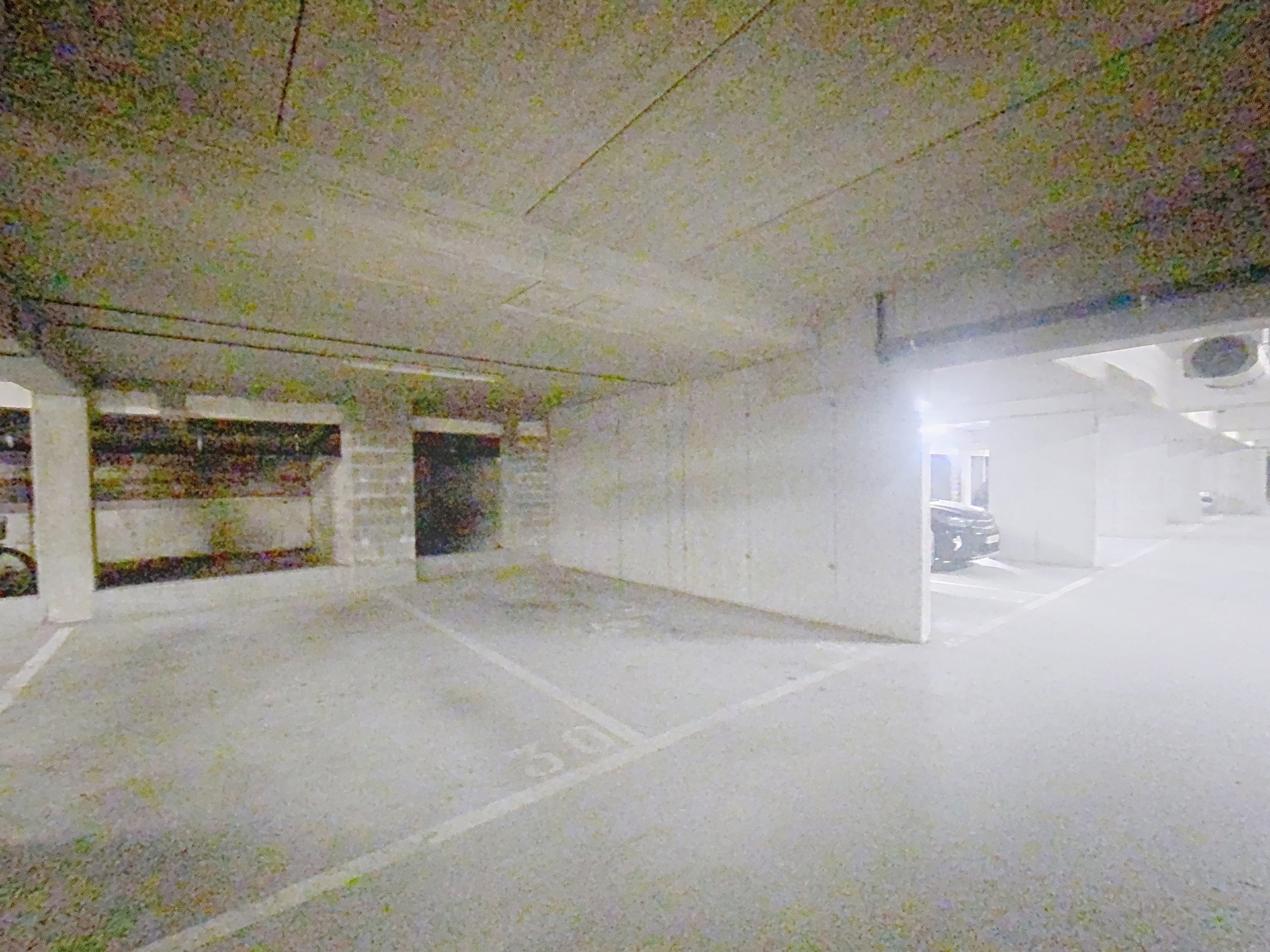Emplacement de parking privatif pour voiture situé dans un garage collectif sécurisé. Libre immédiatement.