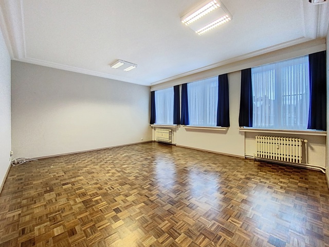 Bel appartement 2 chambres et cave au centre de Mouscron. Libre de suite.