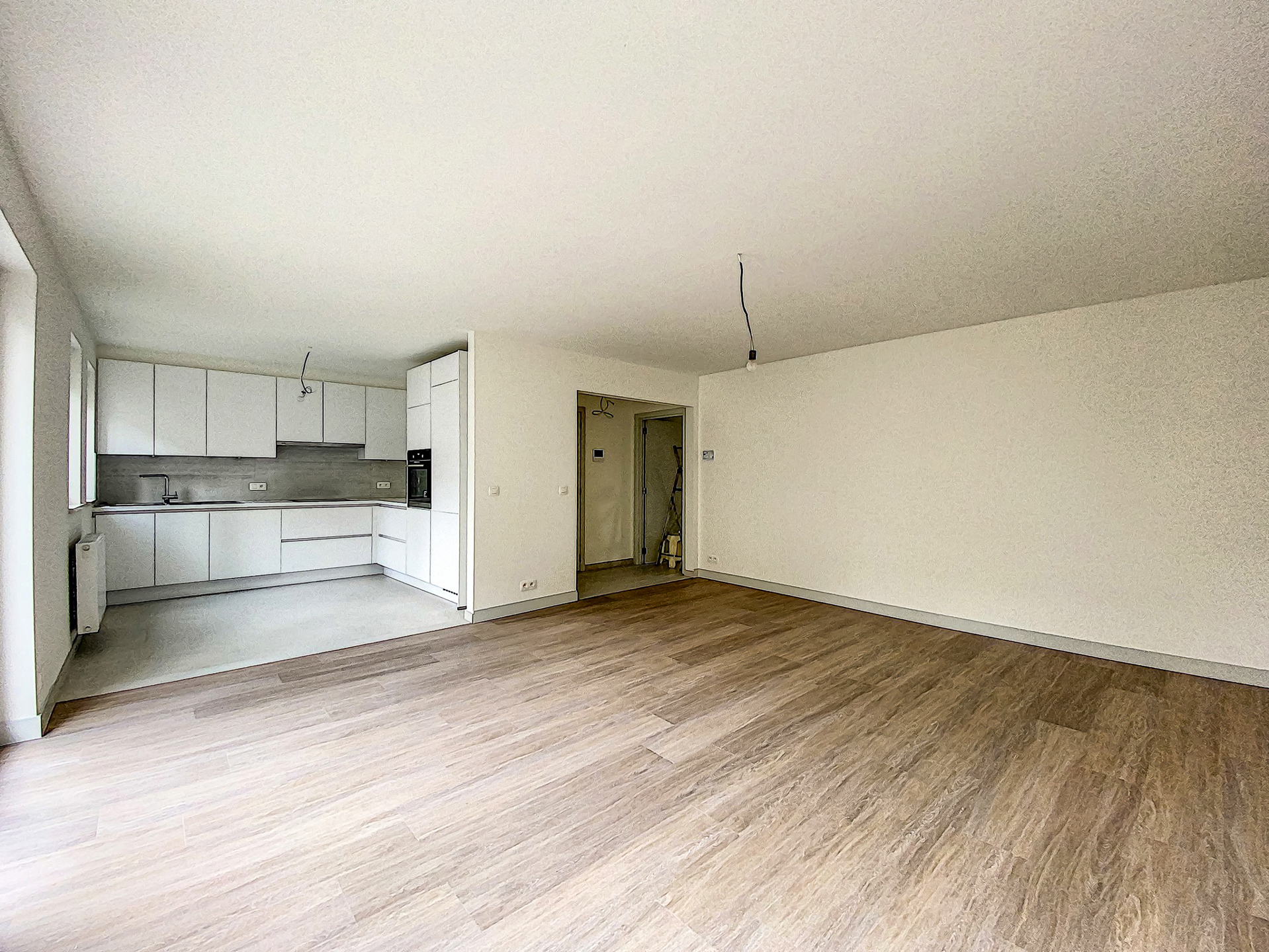 Bel appartement deux chambres au premier étage d`une résidence complètement rénovée. 