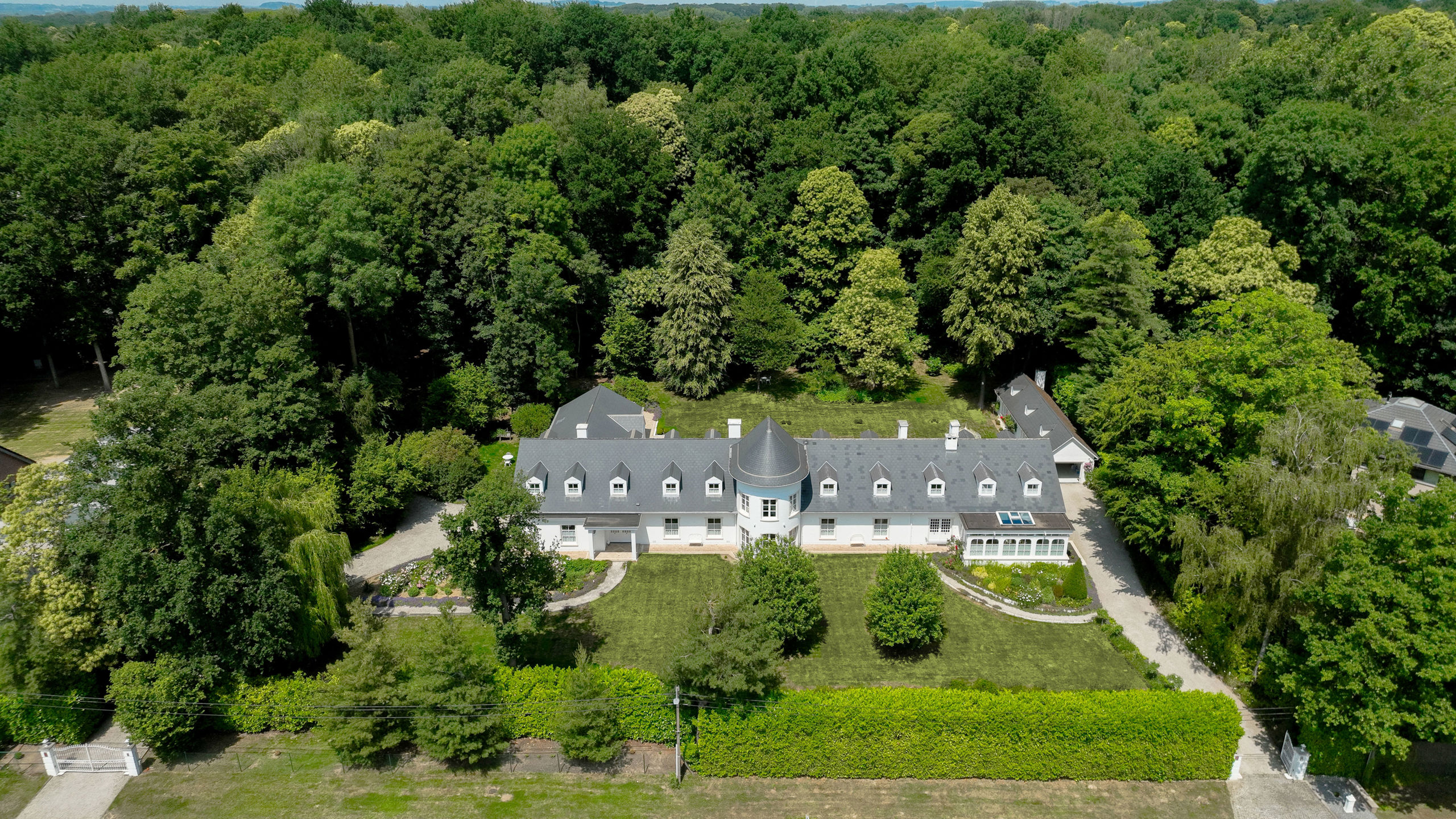 Propriété de prestige équipée d`un ascenseur & d`une piscine