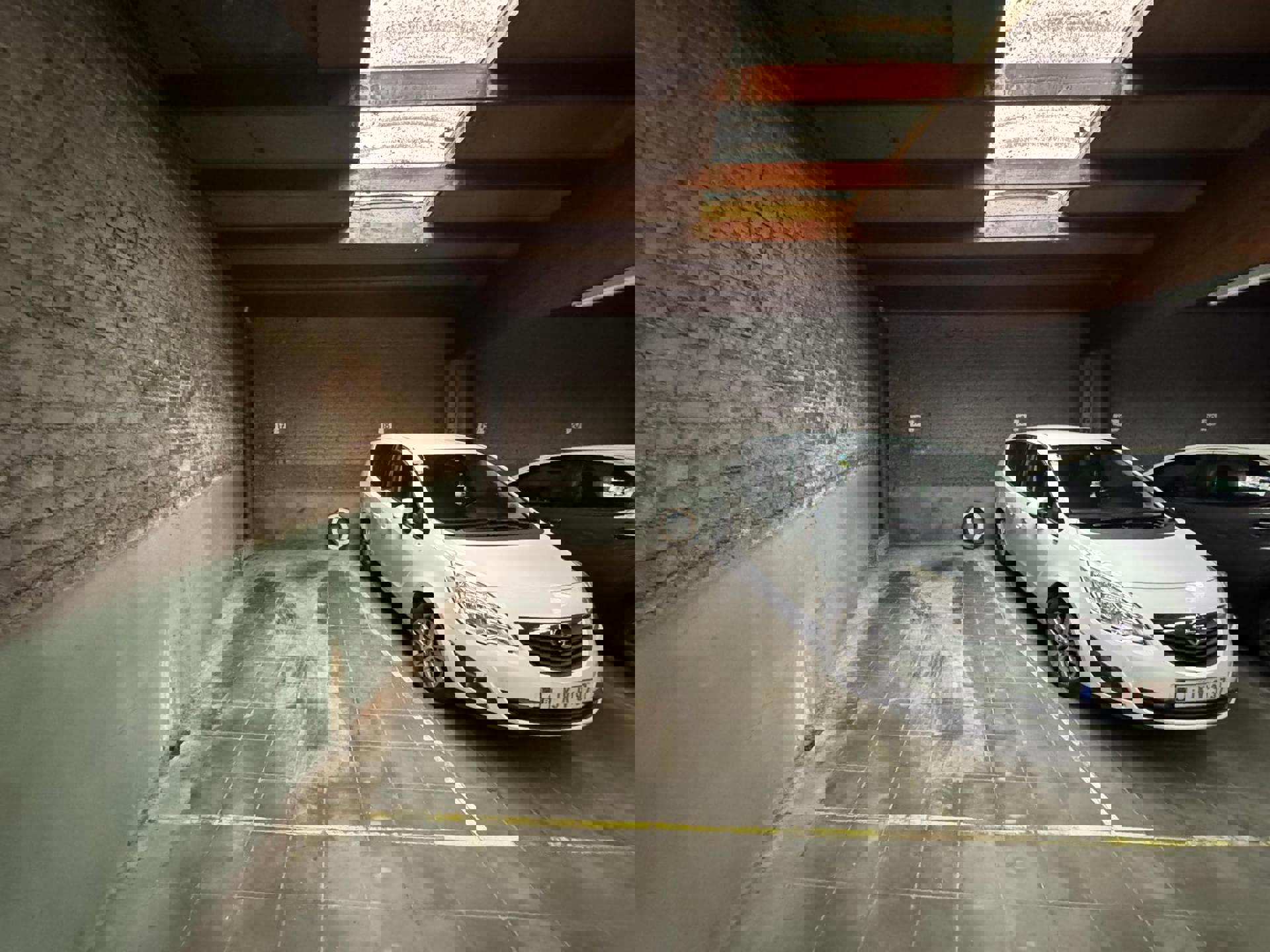 Emplacement de parking intérieur sécurisé. Libre de suite.