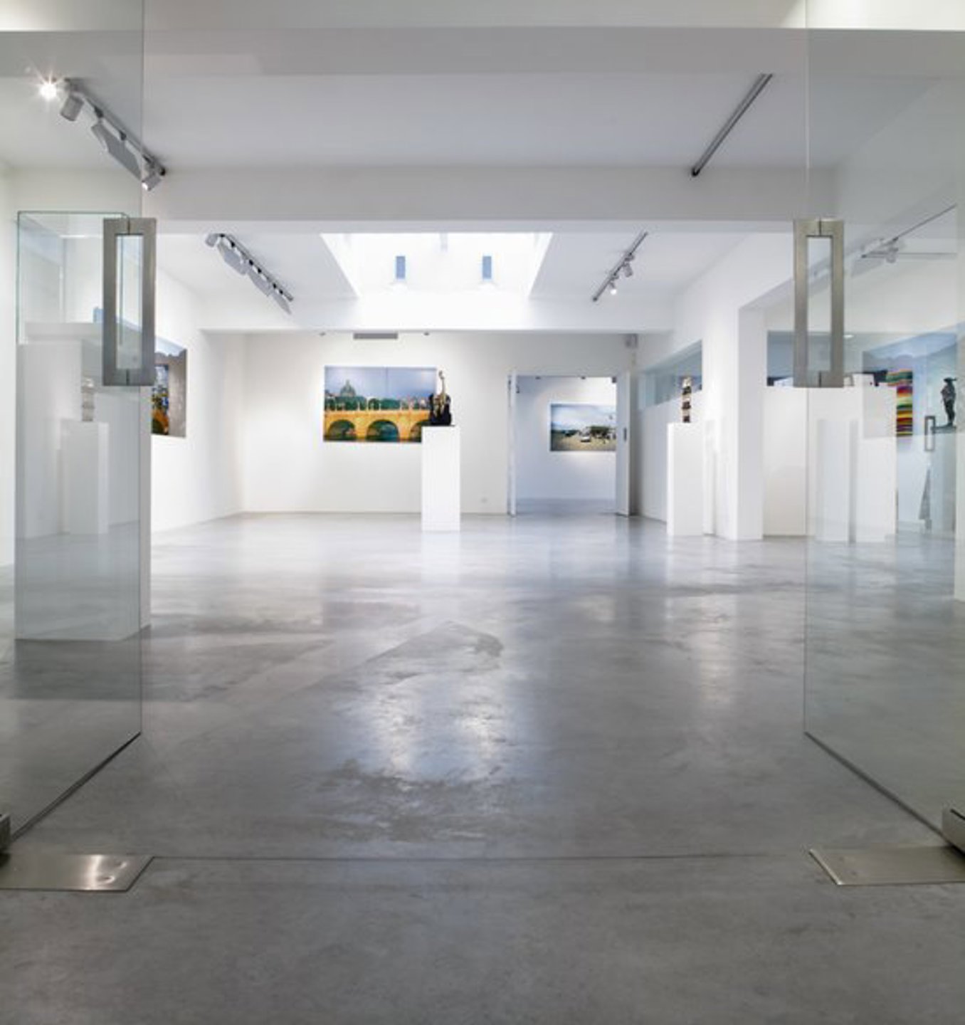 Magnifique surface de 300 m² en plein centre-ville ! Disponibilité à convenir. 