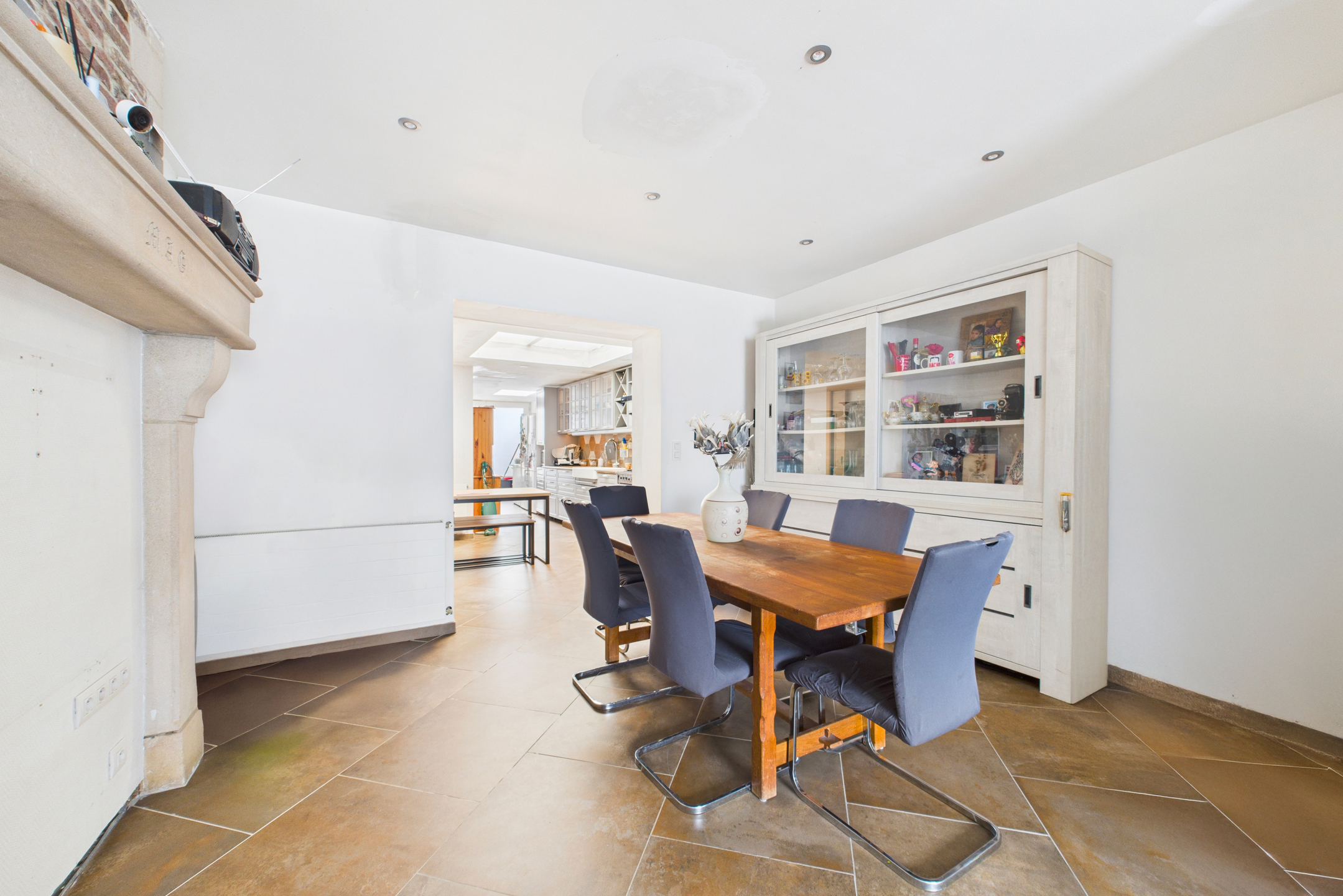 Maison entièrement rénovée avec 3 chambres avec garage attenant !