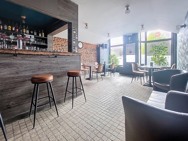 Belle surface commerciale idéale pour un café/bar avec appartement et jardin ! Libre le 1er avril 2026.