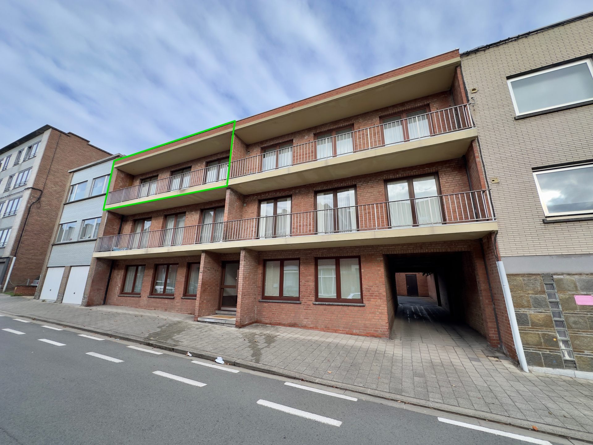 Appartement avec 3 chambres, grand garage, 2 terrasses et cave privative.