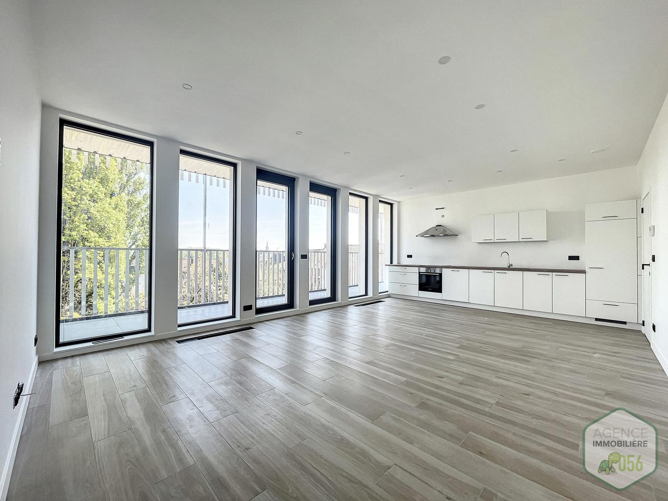 Appartement trois chambres avec terrasse, parking intérieur et cavette. Libre le 01 janvier 2026.