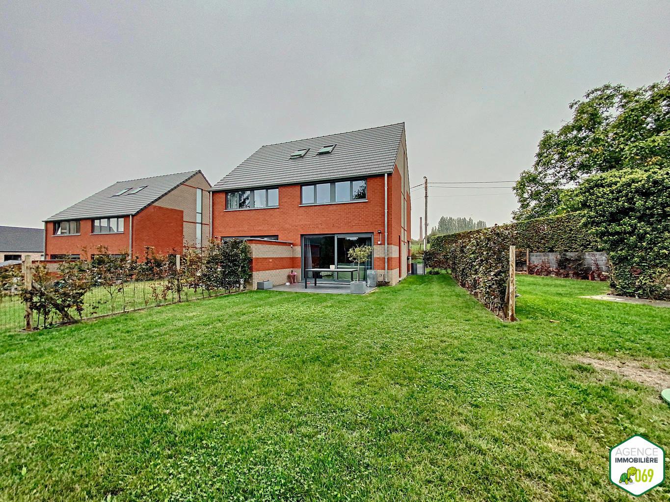 Belle maison 3 façades avec 3 chambres et jardin ! Libre le 1er janvier 2026 avec possibilité plus tôt !