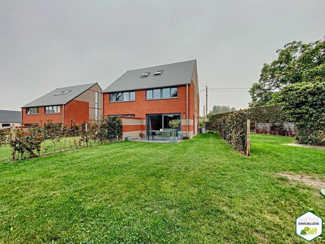 Belle maison 3 façades avec 3 chambres et jardin ! Libre le 1er janvier 2026 avec possibilité plus tôt !