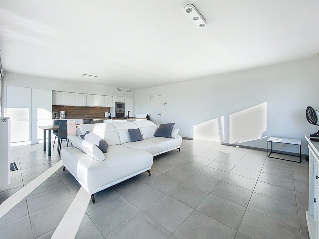 Appartement au rez-de-chaussée avec deux chambres, terrasse, jardin, parking et cave. Libre le 1er février 2026.