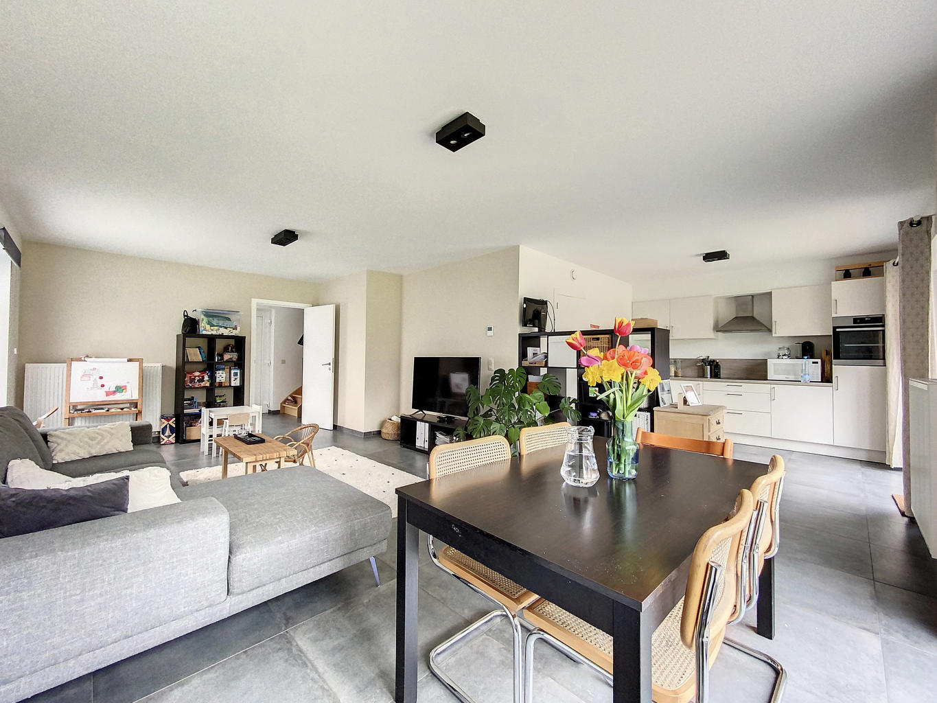 Superbe maison neuve 3 façades avec 3 chambres, jardin, garage et emplacements de parking à Pecq ! Libre le 1er février 2026, avec possibilité plus tôt!